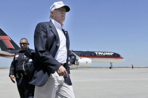  Bên trong chuyên cơ mạ vàng của Donald Trump