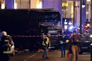 Xe tải gần chợ Giáng sinh ở thủ đô Berlin. Ảnh: Reuters