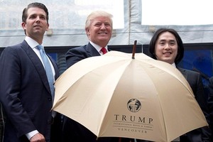 Ông Donald Trump (giữa) xuất hiện cùng con trai Donald Jr (trái) và nhà phát triển Web Tổng Nhà Cái 99Kl99 Giải Trí Bậc Nhất người Malaysia Tiah Joo Kim hồi năm 2013. Ảnh: Canadian Press