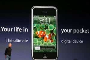 Steve Jobs giới thiệu iPhone đầu tiên năm 2007. Ảnh: CENT