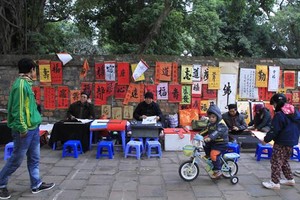 Lãnh đạo Sở Văn hoá Hà Nội: 'Ông đồ viết chữ trên hè phố là rởm' 