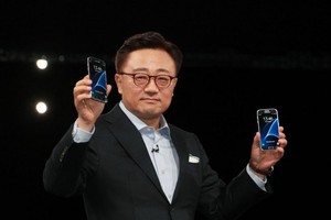 Ông Koh Dong-jin trong buổi giới thiệu Galaxy S7 và S7 edge năm ngoái.