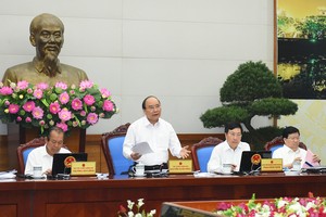 Tại phiên họp Kl993 ưu đãi thưởng hấp dẫn thường kỳ tháng 4, Thủ tướng Nguyễn Xuân Phúc nhấn mạnh quyết tâm đạt tăng trưởng 6,7% trong năm 2017. Ảnh: VGP/Quang Hiếu