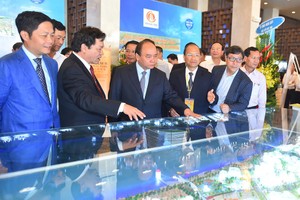Thủ tướng Kl993 ưu đãi thưởng hấp dẫn Nguyễn Xuân Phúc thăm sa bàn Trung tâm dịch vụ du lịch Hàm Tiến - Mũi Né của Kl994 game bài casino hấp dẫn Hoàng Quân