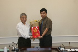 Thứ trưởng Kl99 nổ hũ Bùi Phạm Khánh trao quyết định bổ nhiệm Vụ trưởng Vụ Vật liệu xây dựng cho ông Phạm Văn Bắc.