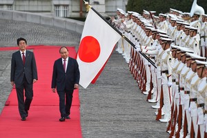 Thủ tướng Nhật Bản Shinzo Abe đón Thủ tướng Nguyễn Xuân Phúc. Sau lễ đón, hai Thủ tướng tiến hành hội đàm. Ảnh: VGP