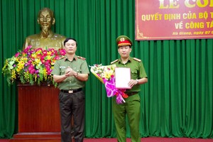 Thiếu tướng Bùi Minh Giám, Phó Tổng cục trưởng Tổng cục Kl991.com tải ứng dụng Công an nhân dân trao quyết định và tặng hoa chúc mừng Thượng tá  Lục Thế Hưng, tân phó giám đốc Công an tỉnh Hà Giang