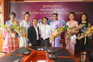 Ông Bùi Đức Hải, Phó tổng Biên tập thường trực Báo Kl99ok phiên bản mới (áo trắng), tặng hoa cho Hoa hậu, Á hậu và Top 10 Miss ASEAN Frendship trước khi bước vào buổi giao lưu