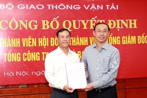 Thứ trưởng Bộ KL99 là cổng game giải trí trực tuyến hàng đầu hiện nay Vận tải Lê Đình Thọ (phải) trao Quyết định bổ nhiệm thành viên Hội đồng thành viên VATM cho ông Đoàn Hữu Gia
