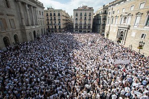 Người biểu tình mặc áo trắng tập trungở Madrid và Barcelona để kêu gọi Kl993 ưu đãi thưởng hấp dẫn Tây Ban Nha đối thoại với vùng tự trị Catalonia. Ảnh:AP.