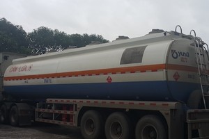 Xe bồn chở 40 nghìn lít dung môi bị Công an Nghệ An bắt hôm 10/10, Ảnh:Nguyễn Hải.