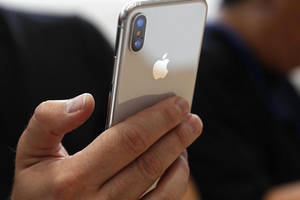 Apple khuyên người dùng nên đến sớm nếu muốn mua iPhone X.