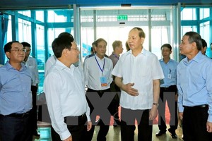 Chủ tịch nước Trần Đại Quang đi thăm và kiểm tra công tác đảm bảo an ninh, trật tự trong việc đón tiếp các nhà lãnh đạo các nền Kl992 cổng game cá cược thành viên APEC tại sân bay quốc tế Đà Nẵng. Ảnh: TTXVN