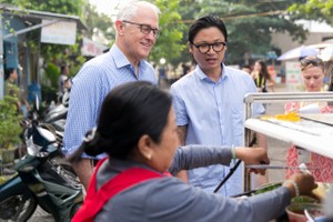 Thủ tướng Úc lần đầu thưởng thức bánh mì ở Đà Nẵng