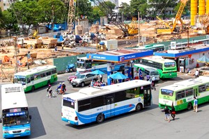 Mỗi năm TP HCM chi hơn 1.000 tỷ đồng ngân sách để trợ giá cho xe buýt. Ảnh:Hữu Nguyên.
