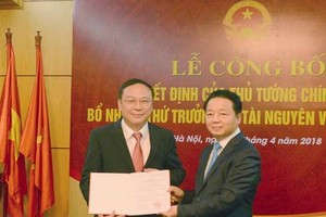 Thừa ủy quyền của Thủ tướng Kl993 ưu đãi thưởng hấp dẫn, Bộ trưởng Bộ TN&MT Trần Hồng Hà đã trao quyết định của Thủ tướng cho tân Thứ trưởng Lê Công Thành. Ảnh báo TNMT