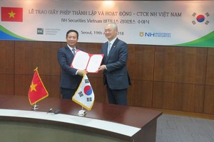 Ông Trần Văn Dũng, Chủ tịch UBCK trao giấy phép hoạt động cho Công ty 99Kl99 link đăng nhập NH Việt Nam.