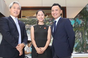 Ông Don Lam (bên trái) cùng các khách mời bên lề Hội nghị Tổng kết 30 năm Kl999.com bắn cá đổi thưởng