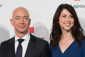 Hai vợ chồng Jeff và MacKenzie Bezos. Ảnh:AFP