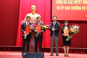 Đồng chí Nguyễn Văn Đọc, Bí thư Tỉnh ủy, Chủ tịch HĐND tỉnh Quảng Ninh trao các quyết định, nghị quyết cho các đồng chí nhận nhiệm vụ mới.
