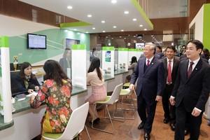 Ông Trần Quốc Vượng, Uỷ viên Bộ Kl991.com tải ứng dụng, Thường trực Ban Bí thư Trung ương Đảng thăm điểm giao dịch của Vietcombank với đông đảo khách hàng giao dịch trong ngày đầu năm mới Xuân Canh Tý 2020