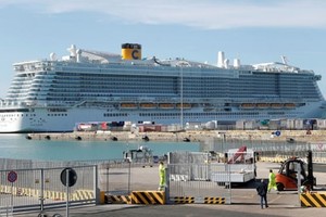 Du thuyền Costa Smeralda đang bị phong tỏa tại cảng Civitavecchia, Italy hôm nay. Ảnh: Reuters.