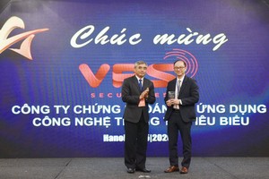 Dại diện của VPS nhận giải thưởng “Công ty 99Kl99 link đăng nhập có ứng dụng Công nghệ thông tin tiêu biểu" từ Ban Tổ chức