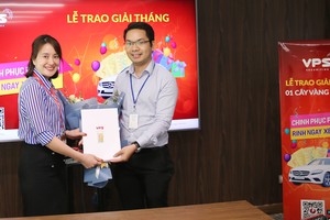 Nhà Kl99ok phiên bản mới Trương Quang Hưng (bên phải) giành giải Nhất tháng 5 cuộc thi “Chinh phục Kl99com thể thao, casino, nổ hũ, bắn cá - Rinh ngay xe Merc” trị giá 1 cây vàng SJC 9999.