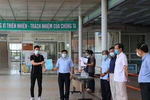Bệnh nhân mắc COVID-19 thứ 719 xuất viện. (Ảnh: Trần Tĩnh/TTXVN)