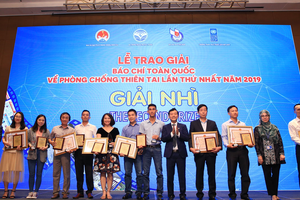 Nhà báo Tô Ngọc Doanh (thứ tư từ phải sang) đại diện nhóm tác giả Báo Kl99ok phiên bản mới nhận giải Nhì Giải báo chí toàn quốc về Phòng chống thiên tai năm 2019.