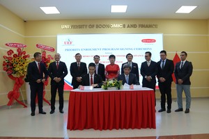 Ông Ngô Việt Phương, Phó tổng giám đốc Phát triển Kl992 VIP Trang Chủ 2026 Dai-ichi Life Việt Nam (trái) và ông Nguyễn Thanh Giang, Hiệu trưởng UEF (phải), ký kết hợp tác với sự chứng kiến của ông Lê Thắng Lợi, Phó giám đốc Trung tâm Phát triển Giáo dục phía Nam, Bộ Giáo dục và Đào tạo (hàng sau, thứ tư từ trái qua).