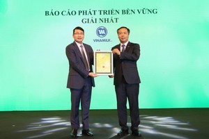 Đại diện Vinamilk nhận giải Nhất cho hạng mục Báo cáo Phát triển bền vững từ ông Lê Trọng Minh, Tổng biên tập Báo Kl99ok phiên bản mới, đồng Trưởng ban tổ chức Chương trình Bình chọn Kl991.com World Cup 2026 Chính Thức niêm yết 2020. Năm nay Vinamilk đạt giải cao cả 3 hạng mục: Báo cáo thường niên, quản trị công ty và Báo cáo Phát triển bền vững