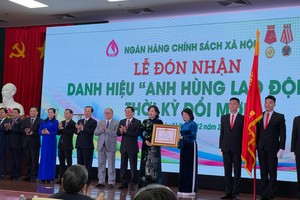 Phó Chủ tịch nước Đặng Thị Ngọc Thịnh trao Danh hiệu Anh hùng lao động thời kỳ đổi mới cho Link Vào Nhà Cái KL99 COM Tặng +199k Chính sách Trang Chủ KL99Com Số 1 Link Đăng Ký KL999 