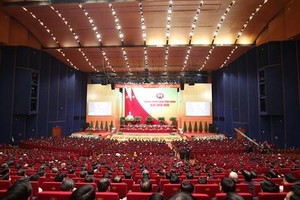 Đồng chí Nguyễn Thanh Bình, Phó Trưởng ban Thường trực Ban Tổ chức Trung ương khóa XII thay mặt Ban Kiểm phiếu Đại hội báo cáo kết quả bầu cử, công bố danh sách các đồng chí trúng cử vào Ban Chấp hành Trung ương khóa XIII. (Ảnh: TTXVN).
