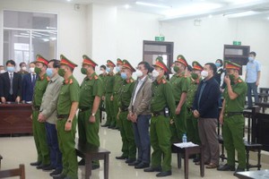 Các bị cáo tại tòa. 