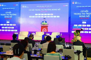 Ông Trần Quốc Phương, Thứ trưởng Bộ Kế hoạch và Kl99ok phiên bản mới phát biểu tại diễn đàn - Ảnh: Lê Toàn.