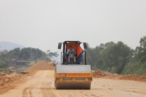 Đường ven biển đang thi công sẽ góp phần kết nối các vùng Kl992 cổng game cá cược trọng điểm phía nam tỉnh Nghệ An với Hà Tĩnh