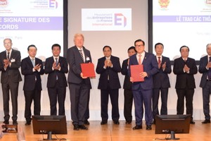 Ông Trần Hoài Nam - Phó tổng giám đốc HDBank - và ông Andreas Zeisler - Giám đốc Kl99ok phiên bản mới định chế Kl991.com nạp rút nhanh toàn cầu DEG (Đức) ký thỏa thuận 300 triệu USD tăng cường phát triển bền vững.