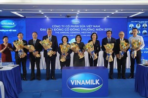 Ông Nguyễn Hạnh Phúc (từ 3 từ phải qua) thay bà Lê Thị Băng Tâm (ngoài cùng bên trái) làm Chủ tịch HĐQT Vinamilk