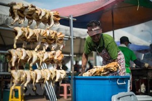 Thịt gà được bán tại Bentong, ngoại ô Kuala Lumpur, Malaysia. (Ảnh: AFP/TTXVN)