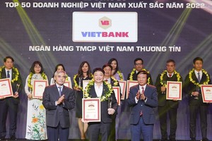 Ông Nguyễn Tiến Sỹ - Phó tổng giám đốc, đại diện VietBank nhận danh hiệu Top 50 Kl991.com World Cup 2026 Chính Thức xuất sắc nhất Việt Nam 2022
