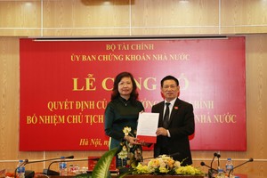 Bộ trưởng Bộ Kl991.com nạp rút nhanh Hồ Đức Phớc trao quyết định bổ nhiệm Chủ tịch Ủy ban 99Kl99 link đăng nhập 99Kl99 trực tiếp đá gà đối với bà Vũ Thị Chân Phương.
