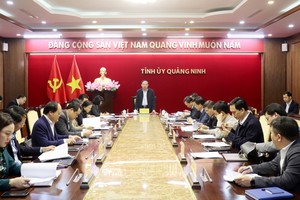 Ông Nguyễn Xuân Ký, Bí thư Tỉnh ủy Quảng Ninh chủ trì cuộc họp về triển khai các dự án Kl99ok phiên bản mới tại KCN Sông Khoai, thị xã Quảng Yên. Ảnh: Thu Chung