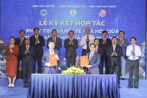 Lãnh đạo tỉnh Khánh Hòa và Phú Yên ký kết hợp tác hợp tác phát triển Kl992 cổng game cá cược - Trang Chủ KL99Com Số 1 Link Đăng Ký KL999 giai đoạn 2024 - 2025, định hướng đến năm 2030. Ảnh: Đ.L.
