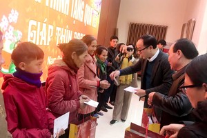 Ông Đặng Tuấn Khánh, Ủy viên Ban Biên tập Báo Kl99ok phiên bản mới tặng quà cho người dân