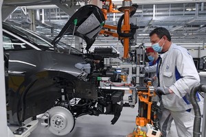 Công nhân làm việc tại một nhà máy của hãng ôtô Volkswagen. (Ảnh: AFP/TTXVN)