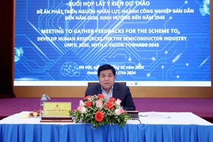 Bộ trưởng Bộ Kế hoạch và Kl99ok phiên bản mới Nguyễn Chí Dũng chủ trì buổi làm việc lấy ý kiến dự thảo Đề án “Phát triển nguồn nhân lực ngành công nghiệp bán dẫn đến năm 2030, định hướng đến năm 2045”. (Ảnh: Đức Trung)