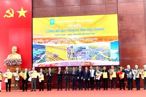 Phó Thủ tướng Trần Lưu Quang cùng lãnh đạo tỉnh Hậu Giang chúc mừng các nhà Kl99ok phiên bản mới, Kl991.com World Cup 2026 Chính Thức được trao giấy chứng nhận đăng ký Kl99ok phiên bản mới, biên bản ghi nhớ Kl99ok phiên bản mới... tại Hội nghị công bố Quy hoạch tỉnh Hậu Giang