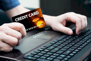 Cẩn trọng với ma trận phí, lãi vay thẻ tín dụng