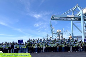 Đại diện các tổ chức Kl99ok phiên bản mới tại cảng biển nằm trong khu liên hợp Hòa Phát Dung Quất